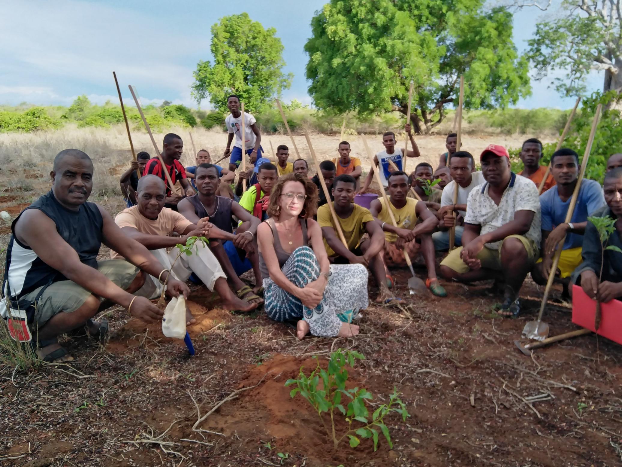 Emma Gibbons: 'Mamboly Hazo' Masikoro cattle herders come together to plant trees - Tsianisiha, Southwest Madagascar