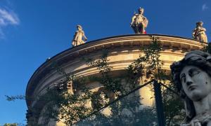A few statues found near Musée d’Orsay in Paris. 
