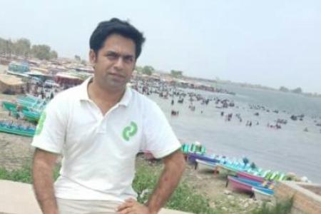 Asif Sandeelo sitting